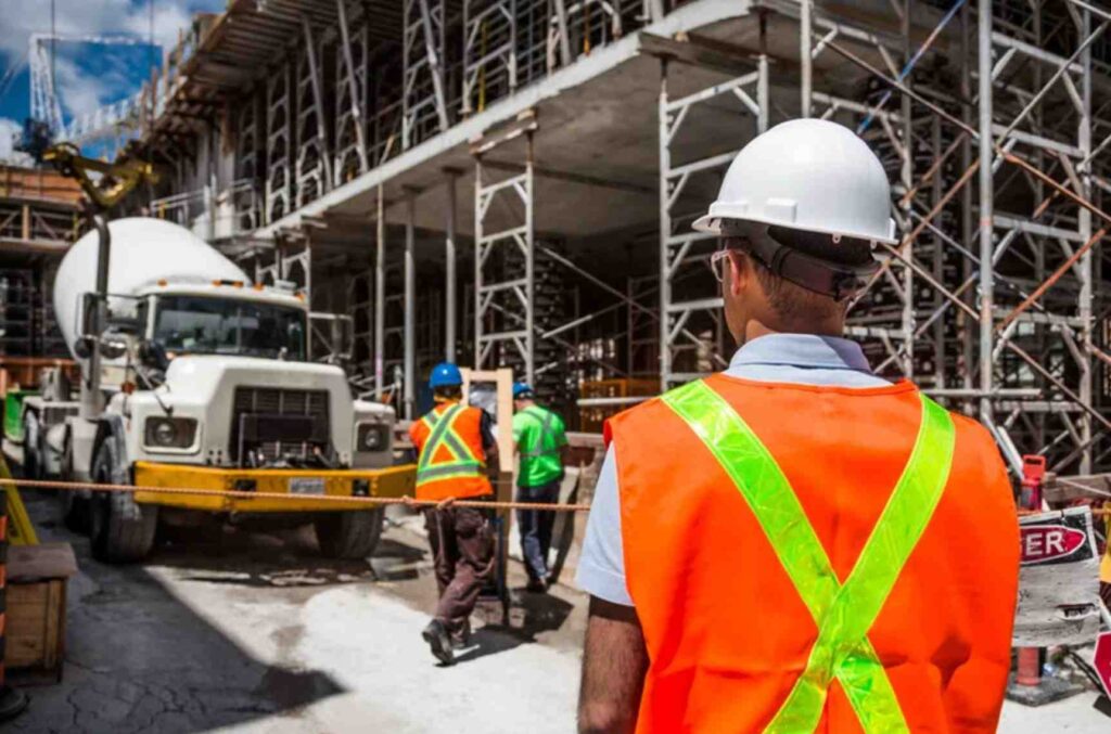 Trabajador que firmó el reglamento interno con las reglas claras